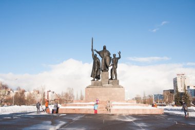 Perm, Rusya - 13 Mart 2016: Anıt kahramanları için sağa sola