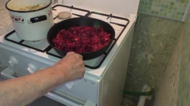 Bir tavada sebze ile kadın koyar