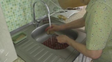 kadın bulaşıkları yıkar