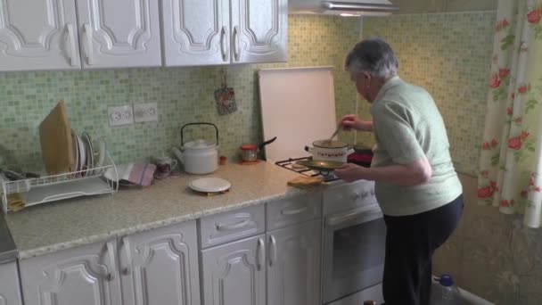 La mujer revuelve lentamente la sopa de cuchara — Vídeo de stock