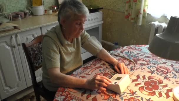Жінка приймає артеріальний кров'яний тиск — стокове відео