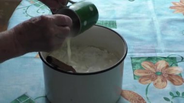 kadın hamur süt ekler