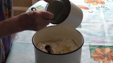 kadın ayçiçek yağı bir hamur ekler.