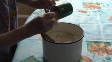 kadın bir hamur Maya ekler