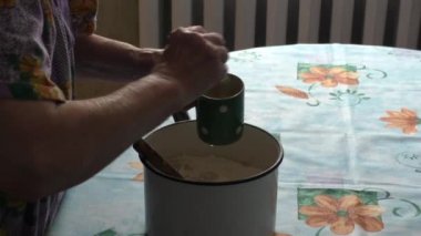 Kadın hamur yumurta ekler