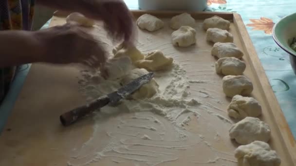 Massa de farinha de corte de mulher para tortas — Vídeo de Stock