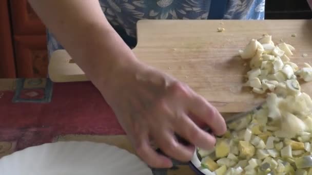 Una mujer prepara el relleno para los pasteles — Vídeos de Stock