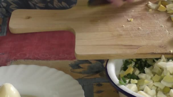 Una mujer prepara el relleno para los pasteles — Vídeo de stock