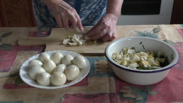 Frau schneidet das Ei — Stockvideo