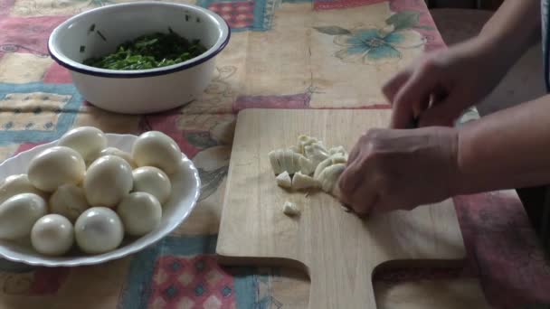 Frau schneidet das Ei — Stockvideo