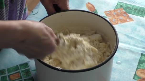 Nő rakja tészta — Stock videók