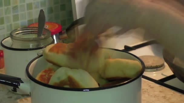Γυναίκες τηγανίζουμε τα μπιφτέκια — Αρχείο Βίντεο