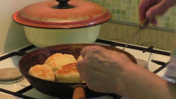 Las mujeres fríen las empanadas — Vídeos de Stock