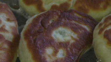 Lezzetli köftesi bir tencerede kızartılır