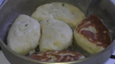 Tava üzerinde kadın fry köftesi