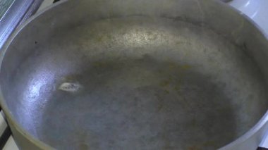 Tava üzerinde kadın fry köftesi