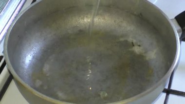 Tava üzerinde kadın fry köftesi