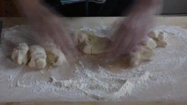 Bir kadın hamur kneads