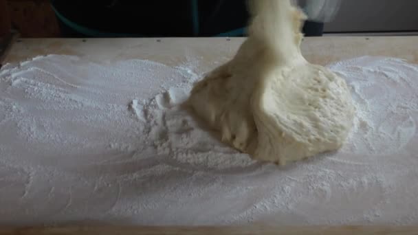 A woman kneads dough — Stock Video