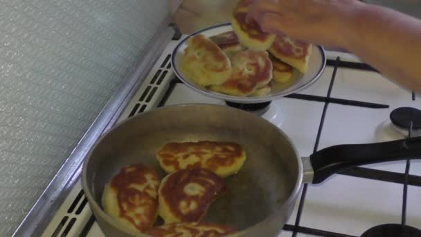 Θηλυκό τηγανίζουμε τα μπιφτέκια σε τηγάνι — Αρχείο Βίντεο