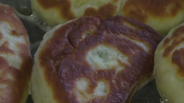 Смачні пиріжки смажать на сковороді — стокове відео