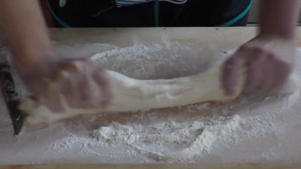 Женщина разминает тесто. — стоковое видео