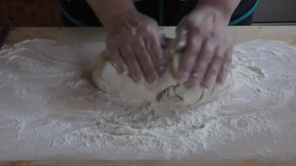 Une femme pétrit de la pâte — Video