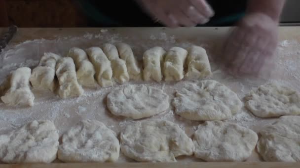 A woman kneads dough — Stock Video