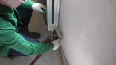 anahtar bölünmüş boru üzerinde fındık üzerinde vidalama