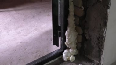 İnşaat iş, yeni bir kapı yüklemek