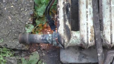 İş kaynak, adam selamlıyorum gaz eski döküm radyatör