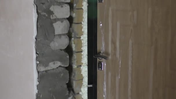 Bauarbeiten, eine neue Tür einbauen — Stockvideo