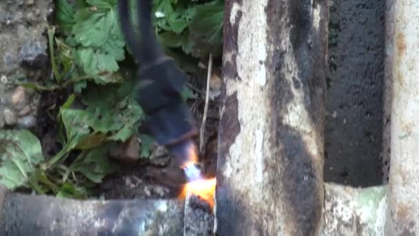 Hegesztési munka, magában foglalja a gáz a régi öntöttvas radiátor — Stock videók
