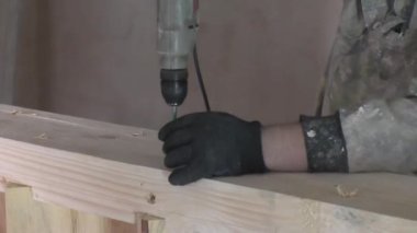 Adamın bir tahta matkap vida