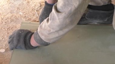 Bir işçi bir Alçı levha bıçak kesiyor