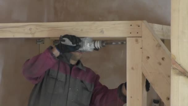 Man turns the screw a Board drill — Stock Video