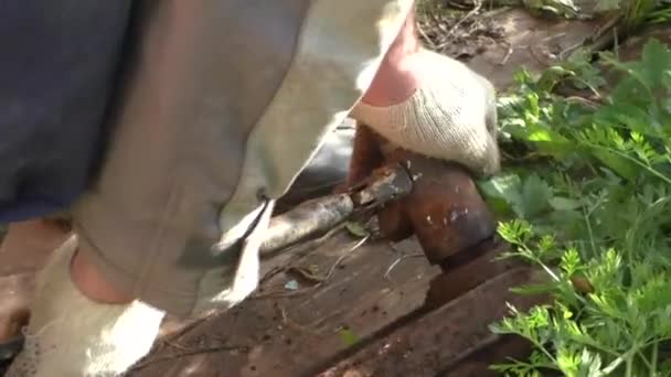 Homem girar tubo deslizando a chave — Vídeo de Stock