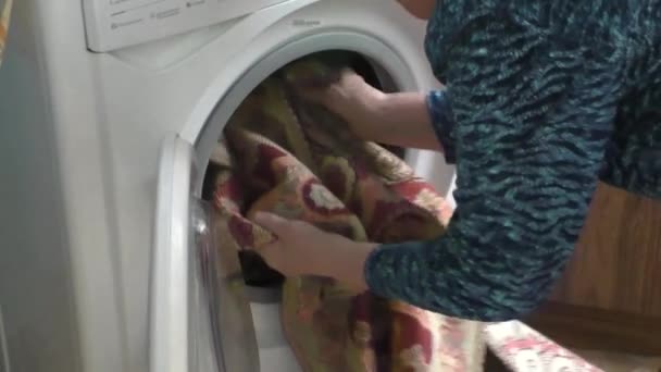 La femme âgée empile du linge sale — Video