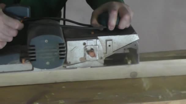 Un hombre trabajando mostaza eléctrica es un bloque de madera — Vídeo de stock