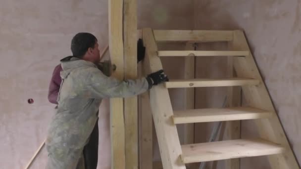 Zwei Arbeiter installieren Holztreppe — Stockvideo