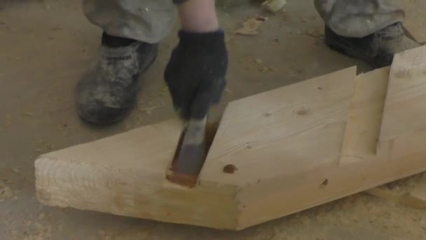 Un hombre sin pegamento en la tabla de planchar — Vídeo de stock