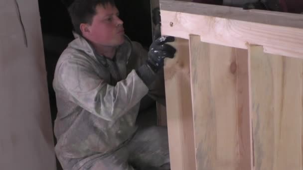 Zwei Arbeiter stellen Holztreppe her — Stockvideo