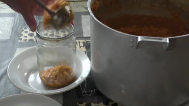 Havyar sebze gelen kadın hazırlar
