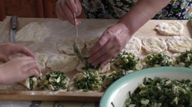 Büyükanne ve torunu pies concocting