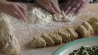 Büyükanne torunu ile hamur yoğurmak