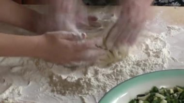 Büyükanne torunu ile hamur yoğurmak