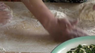 Büyükanne torunu ile hamur yoğurmak