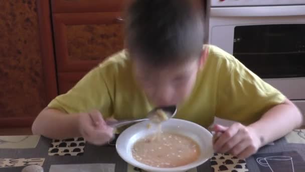 The boy eats a borshch — Stock Video