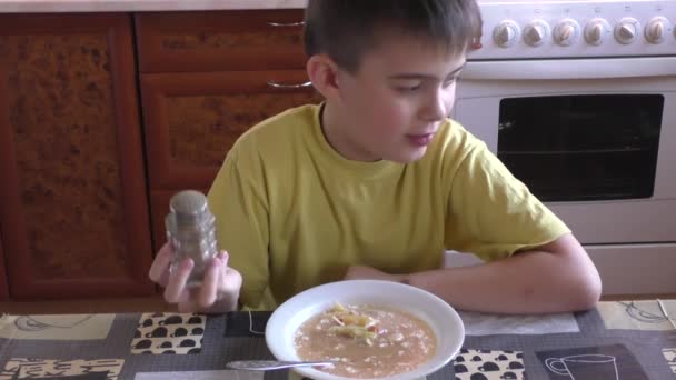 The boy eats a borshch — Stock Video