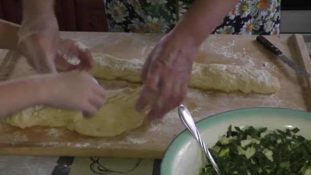 Großmutter und Enkel kneten den Teig — Stockvideo